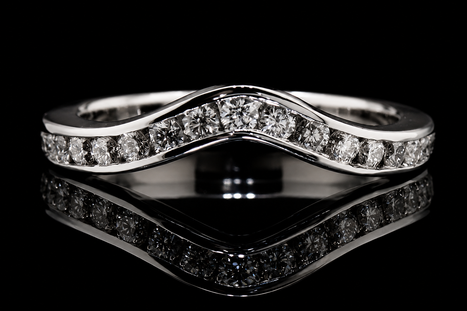 Curved Diamond Wedding Band (eng017)