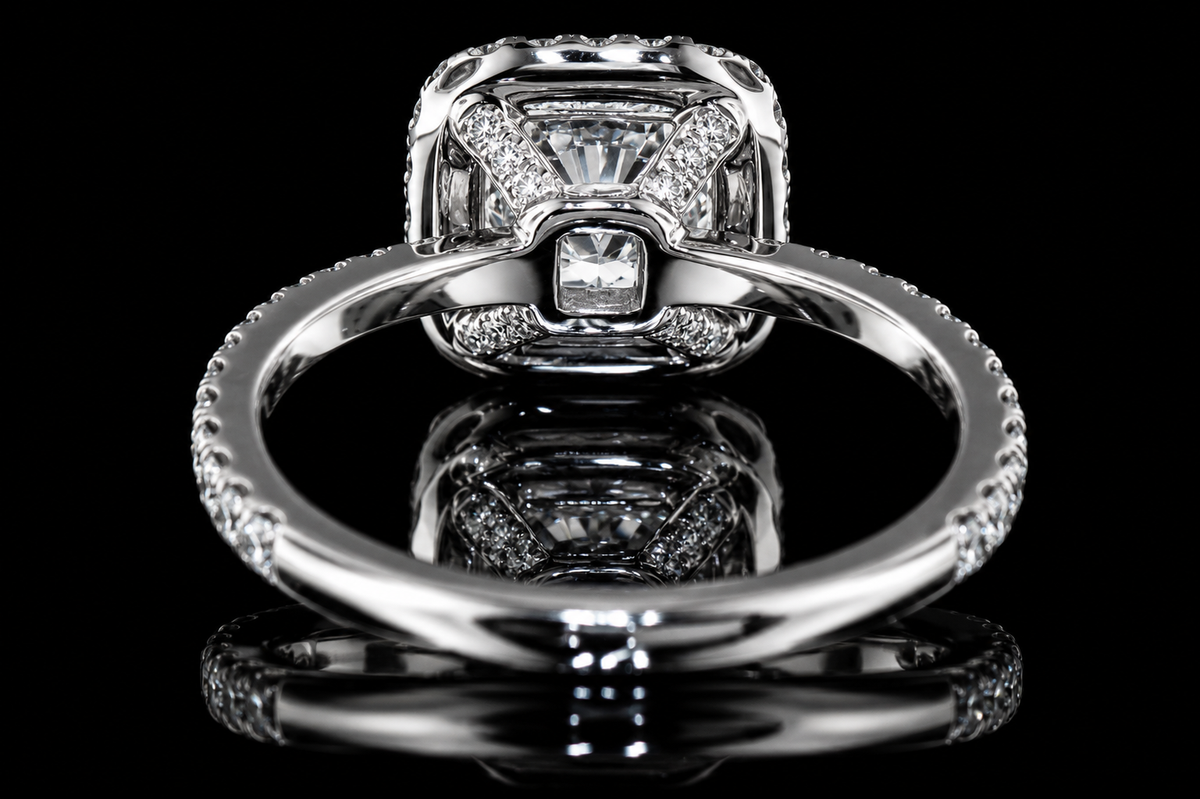 Cushion Cut Diamond Halo Engagement Ring (eng018)