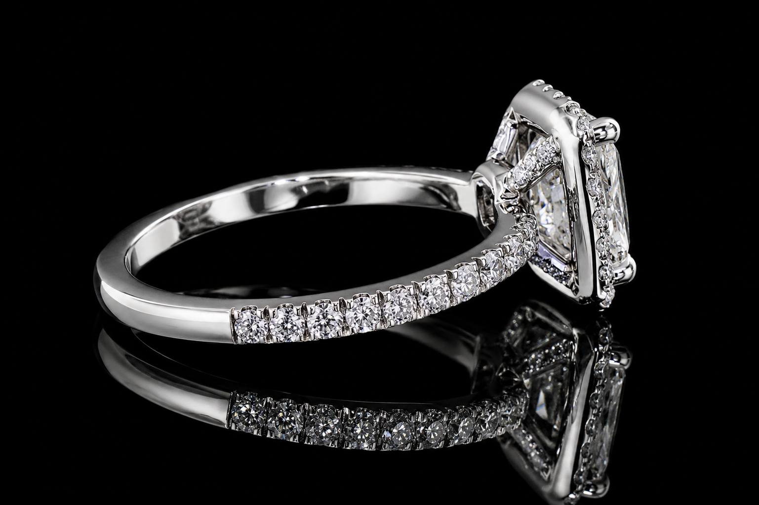 Cushion Cut Diamond Halo Engagement Ring (eng018)